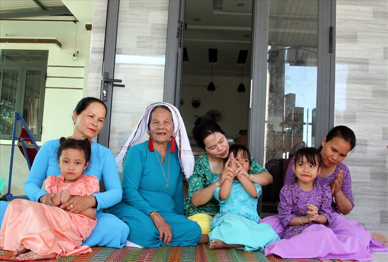 Nghệ nhân Châu Thị Đông truyền dạy Ariya và dân ca Chăm cho con cháu tộc họ. 