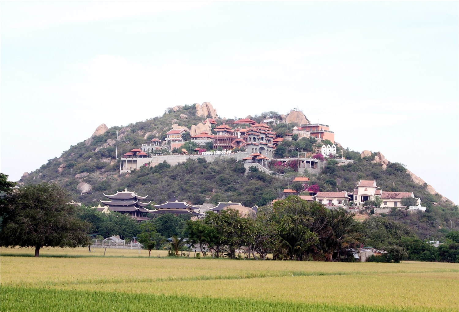 Toàn cảnh núi Đá Chồng ở thị trấn Khánh Hải với nhiều ngôi chùa, thiền viện được xây dựng khang trang thu hút đông đảo du khách đến du lịch tâm linh. Toàn cảnh núi Đá Chồng ở thị trấn Khánh Hải với nhiều ngôi chùa, thiền viện được xây dựng khang trang thu hút đông đảo du khách đến du lịch tâm linh.