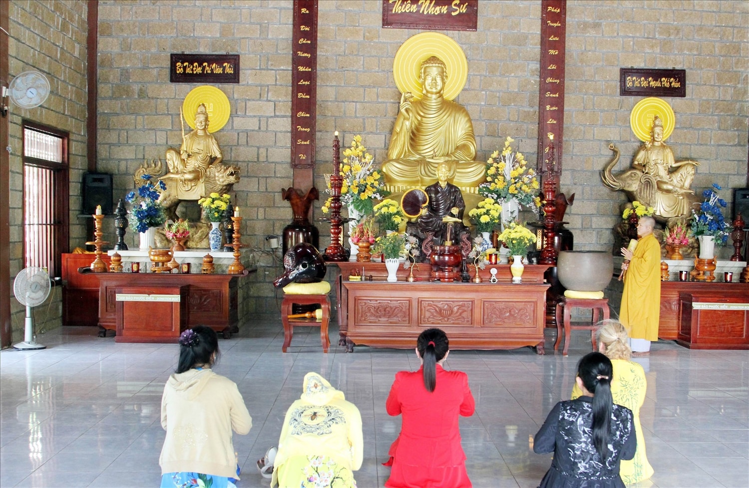 Du khách đến từ Kiên Giang dâng hương lễ Phật tại Thiền viện Trúc Lâm Viên Ngộ. Du khách đến từ Kiên Giang dâng hương lễ Phật tại Thiền viện Trúc Lâm Viên Ngộ.