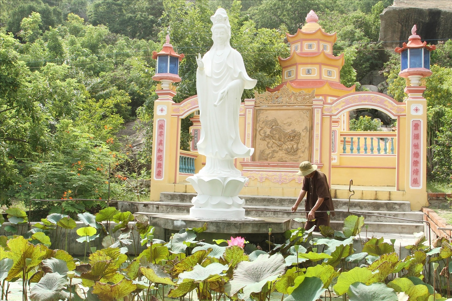 Tượng Phật Bà Quan Âm được thờ tại Tổ đình Trà Cang, xã Phước Nam. Tượng Phật Bà Quan Âm được thờ tại Tổ đình Trà Cang, xã Phước Nam.