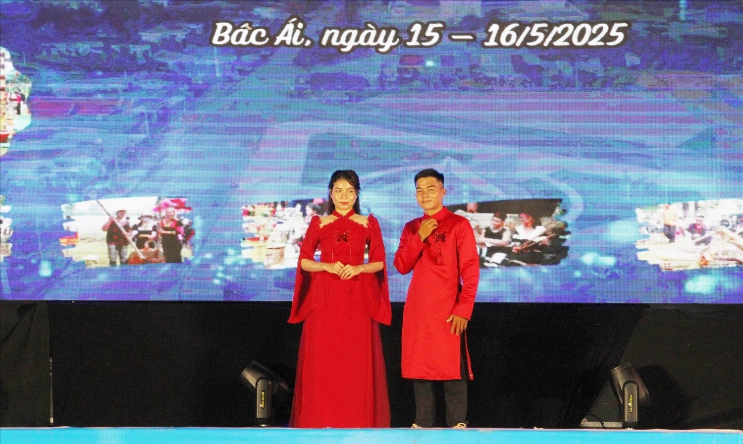 Thí sinh Đỗ Học và Pinăng Thị Nguyệt ở xã Phước Bình thi phần trang phục tự chọn.