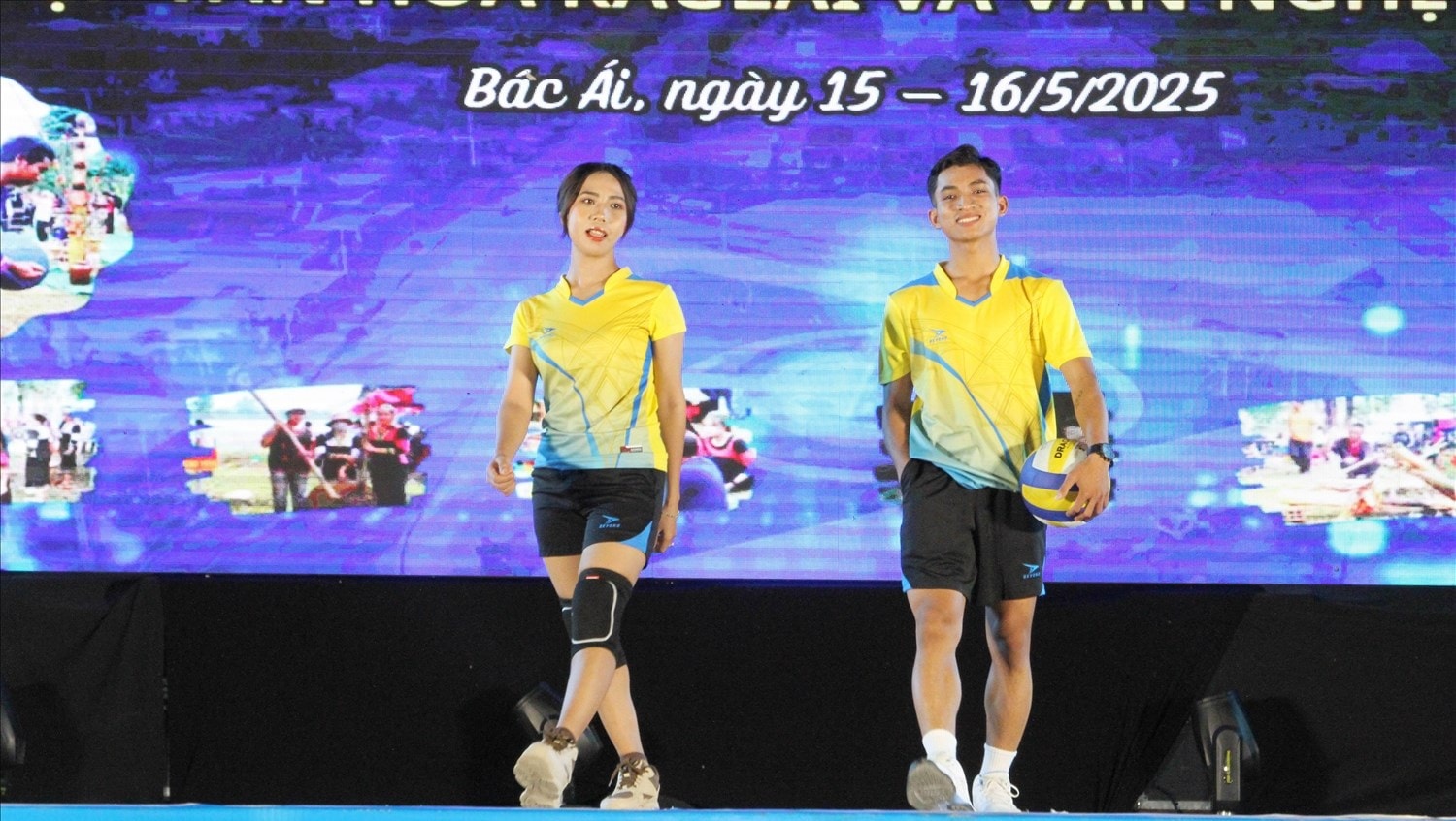Thí sinh Chamaléa Hà và Chamaléa Thị Tú ở xã Phước Tiến thi phần trang phục tự chọn.
