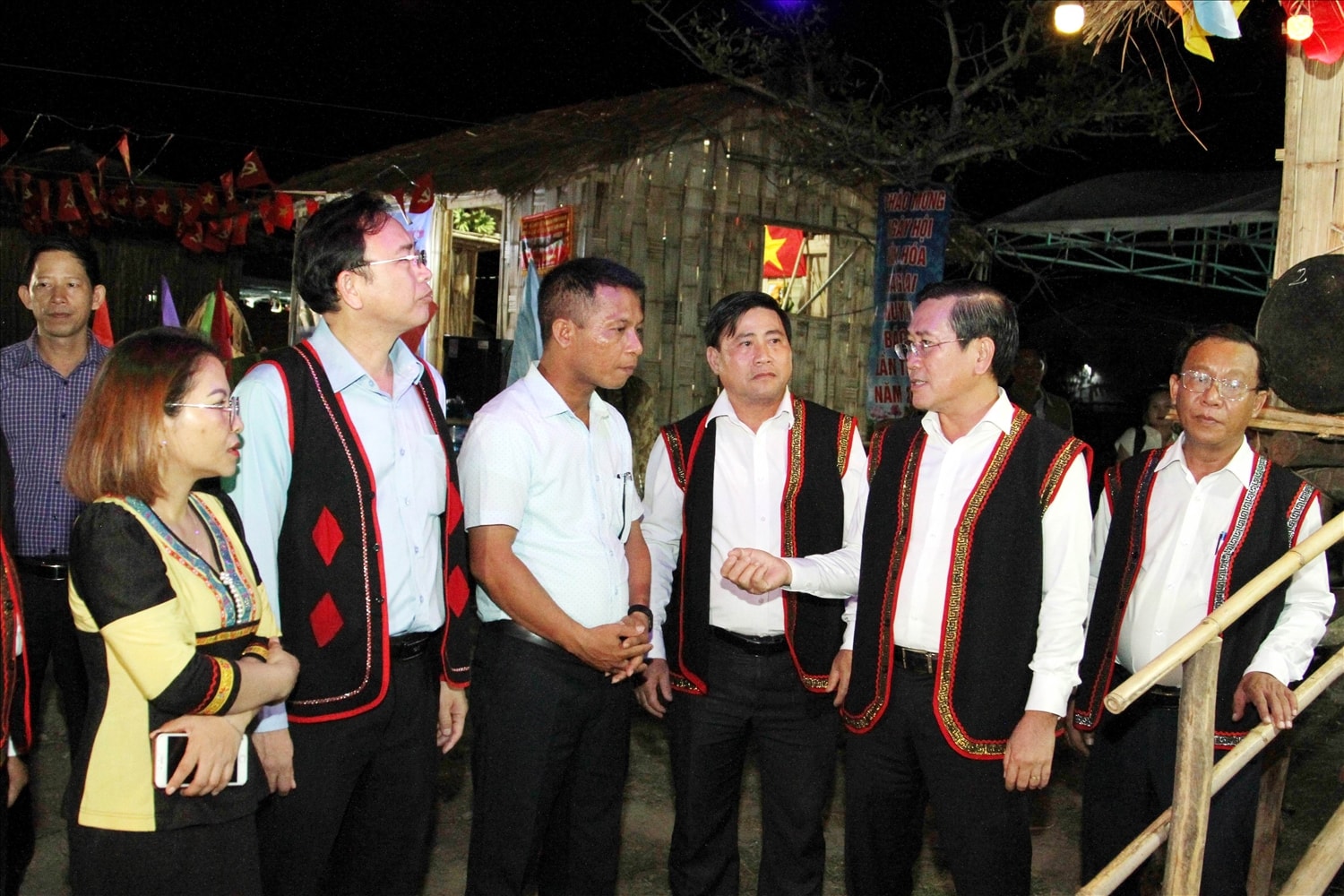 Ông Phạm Văn Hậu, Phó Bí thư Thường trực Tỉnh ủy- Chủ tịch HĐND tỉnh (đứng thứ 2 bên phải qua) thăm hỏi đồng bào Raglay xã Phước Trung tham dự Lễ hội.