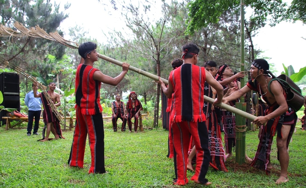 Trưởng làng và các trưởng họ hướng dẫn các chàng trai đào đất chôn cột nêu sau khi đã làm lễ báo cáo Giàng Trưởng làng và các trưởng họ hướng dẫn các chàng trai đào đất chôn cột nêu sau khi đã làm lễ báo cáo Giàng