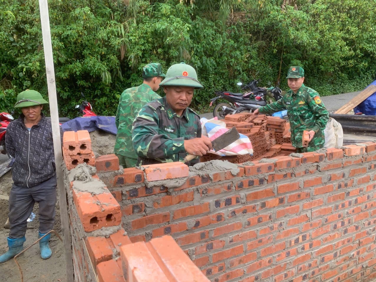BĐBP tỉnh Lai Châu đã cử hàng trăm lượt cán bộ, chiến sĩ trực tiếp xuống địa bàn thực hiện “3 bám, 4 cùng” với nhân dân để xây dựng, sửa chữa hàng trăm căn nhà kiên cố