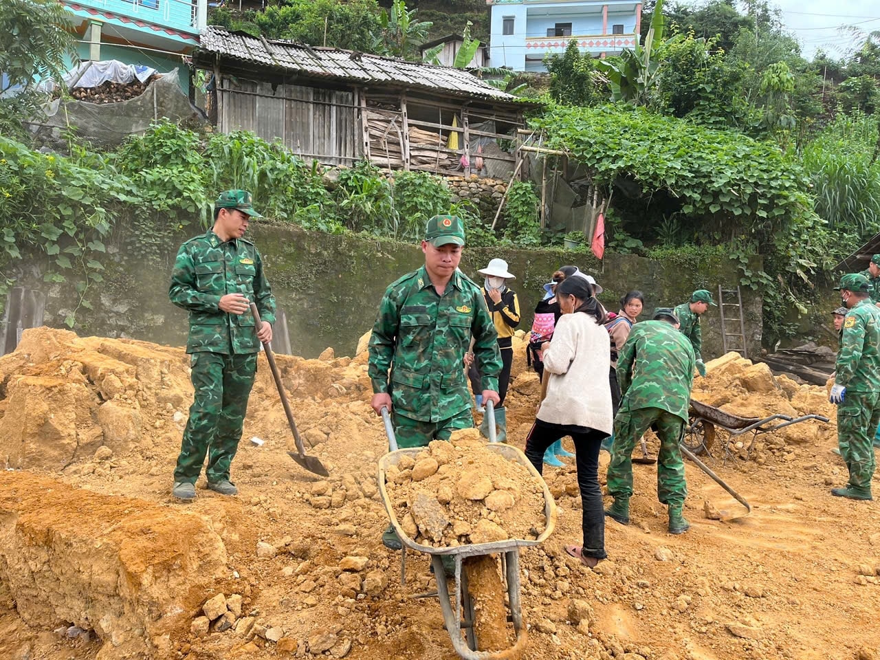 Lực lượng bộ đội biên phòng tỉnh hỗ trợ người dân san nền nhà