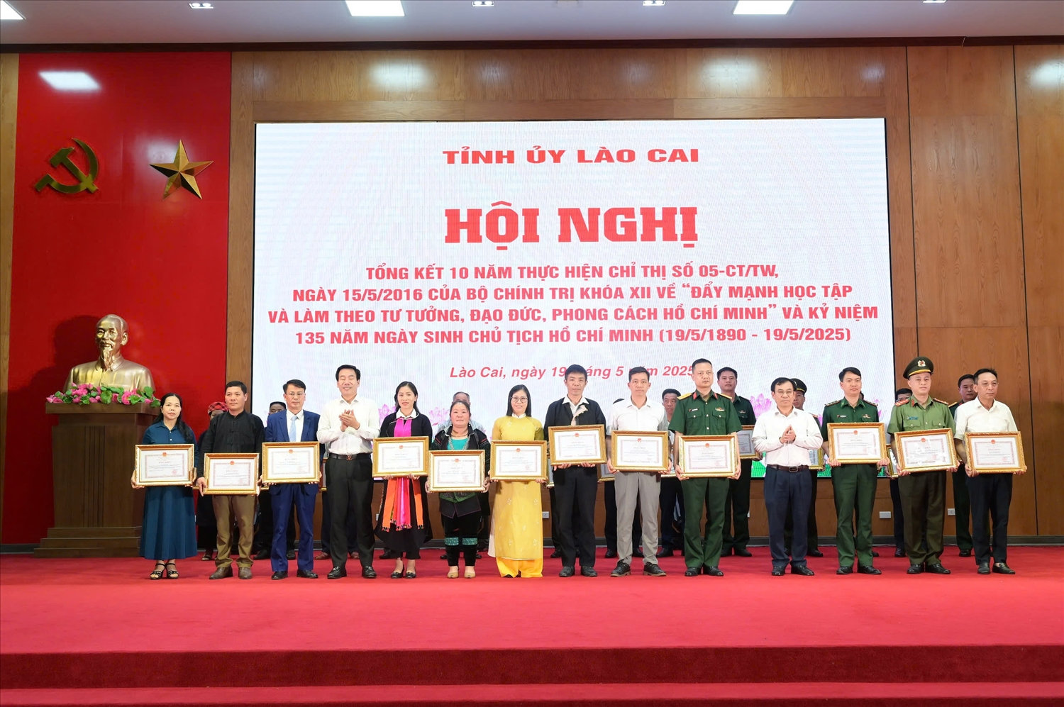 Khen thưởng các tập thể, cá nhân có thành tích xuất sắc trong thực hiện Chỉ thị 05 của Bộ Chính trị