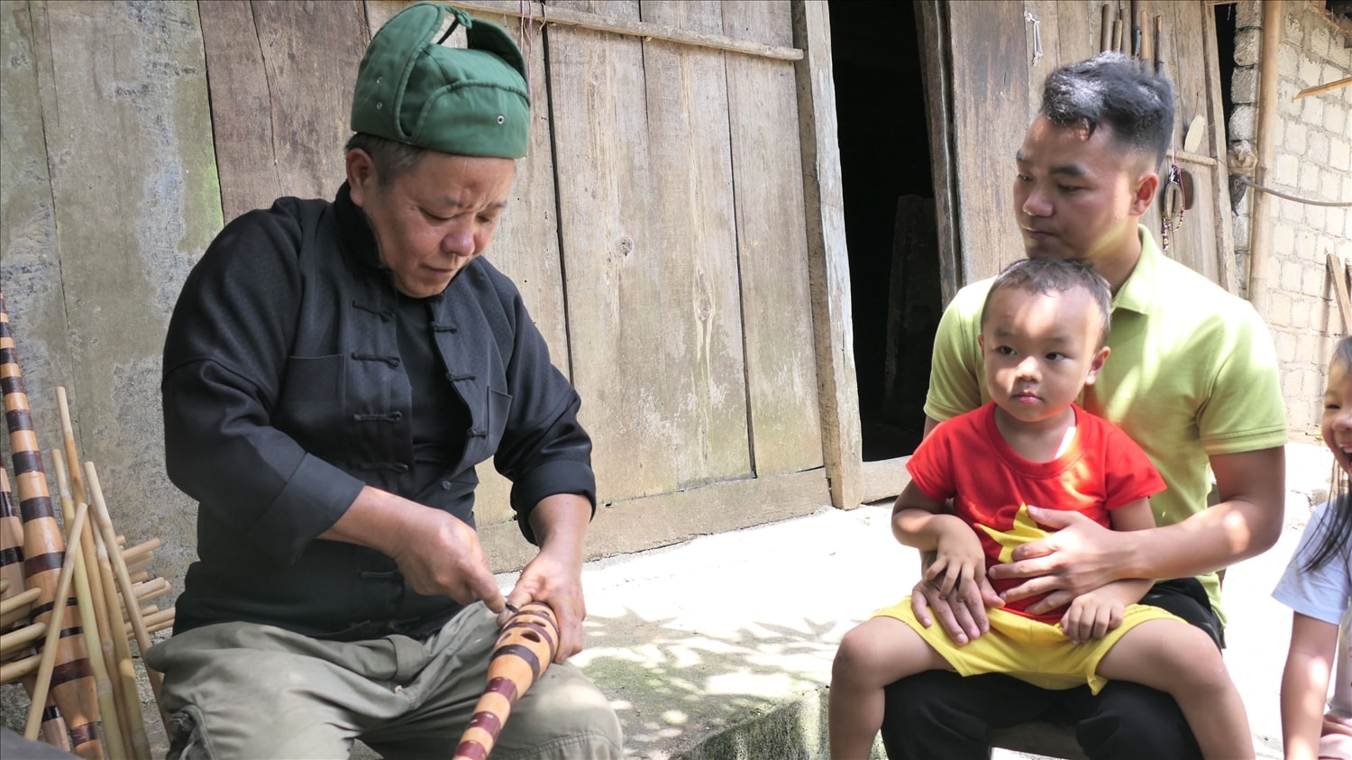 Ông Ma Dâu Páo, xã Thanh Vân, huyện Quản Bạ, tỉnh Hà Giang hướng người dân làm khèn Mông (Ảnh minh họa). Ông Ma Dâu Páo, xã Thanh Vân, huyện Quản Bạ, tỉnh Hà Giang hướng người dân làm khèn Mông (Ảnh minh họa).