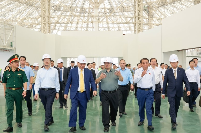Thủ tướng Phạm Minh Chính, Phó Thủ tướng Mai Văn Chính kiểm tra tiến độ xây dựng Trung tâm Hội trợ Triển lãm Quốc gia tại huyện Đông Anh, TP. Hà Nội - Ảnh: VGP/Nhật Bắc