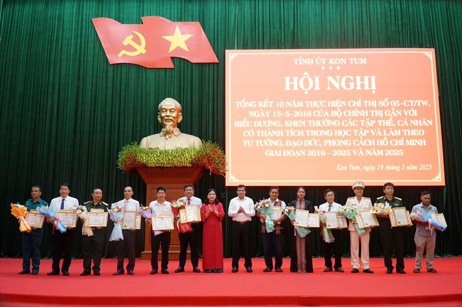 Khen thưởng các cá nhân có thành tích xuất sắc trong học tập và làm theo tư tưởng, đạo đức, phong cách Hồ Chí Minh