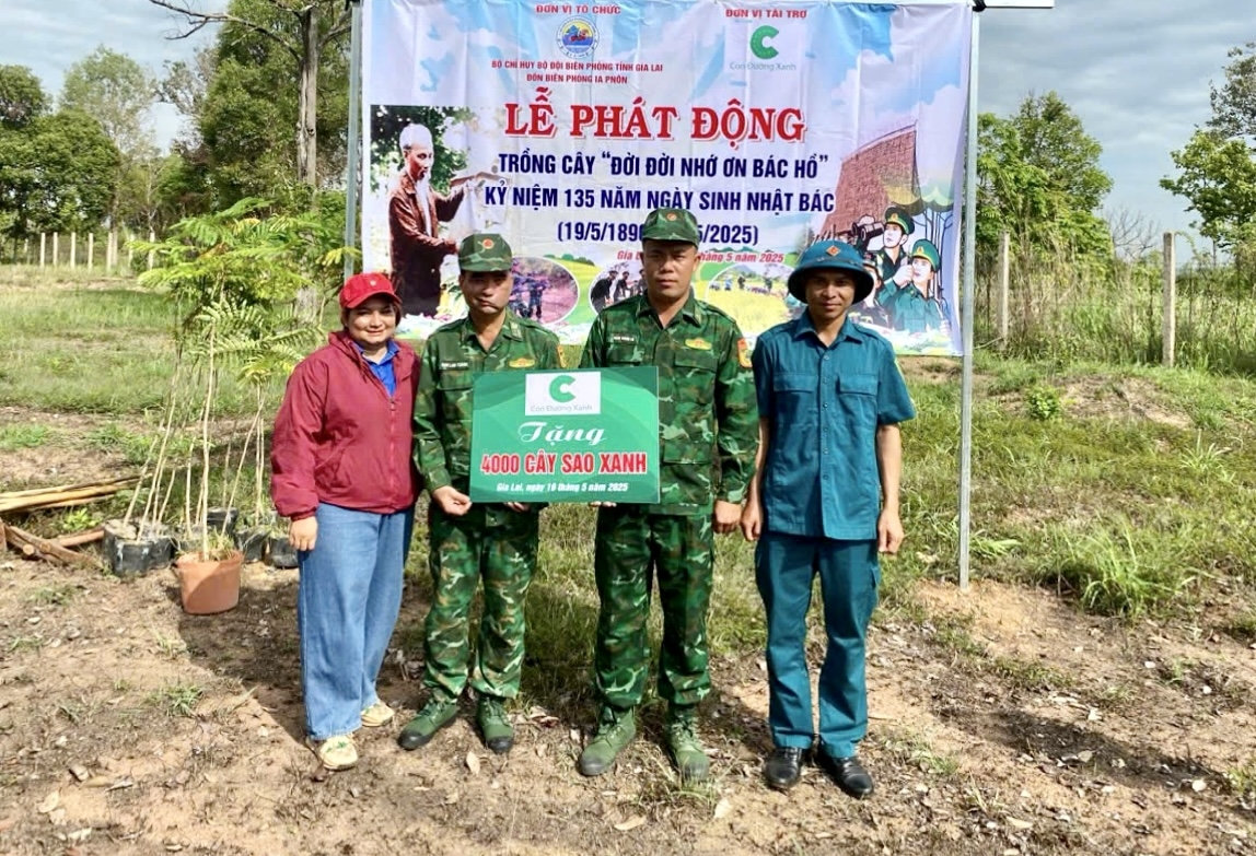 Câu lạc bộ thiện nguyện Đại diện Đồn Biên phòng Ia Pnôn nhận cây sao xanh do Câu lạc bộ Con đường xanh trao tặng