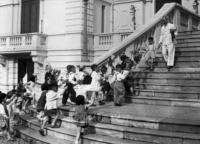 Các cháu thiếu nhi Thủ đô đến chúc thọ Bác Hồ tại Phủ Chủ tịch, ngày 19/5/1958. Ảnh: TTXVN