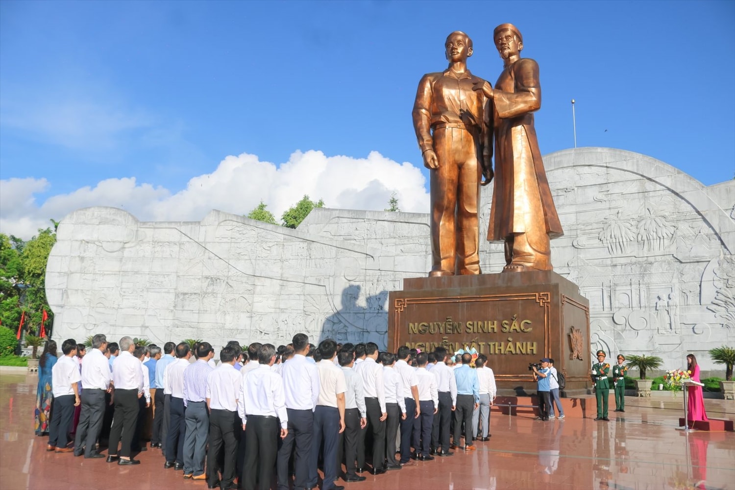 Lễ dâng hoa tại Tượng đài Nguyễn Sinh Sắc - Nguyễn Tất Thành