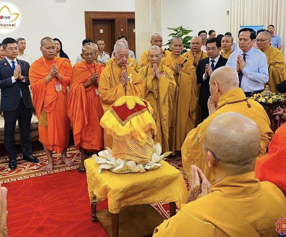 Bộ trưởng Bộ Dân tộc và Tôn giáo Đào Ngọc Dung và các đại biểu cung đón Xá lợi Đức Phậ