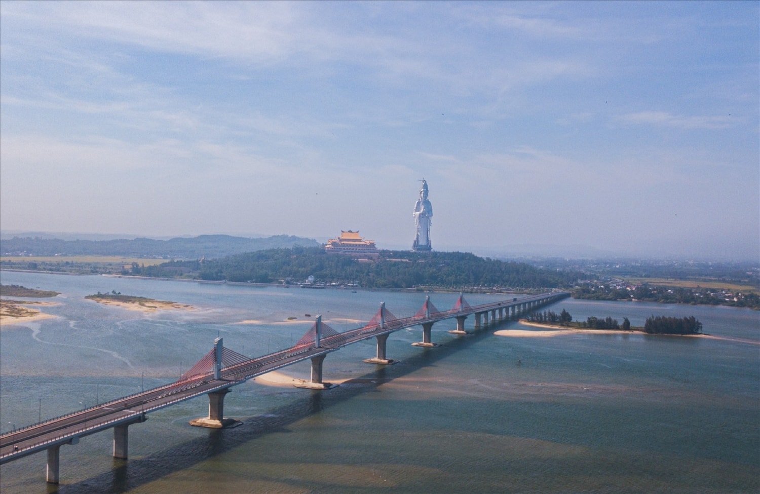 Chùa Minh Đức tọa lạc trên đỉnh núi Thiên Mã là điểm du lịch tâm linh đặc sắc tại Quảng Ngãi.