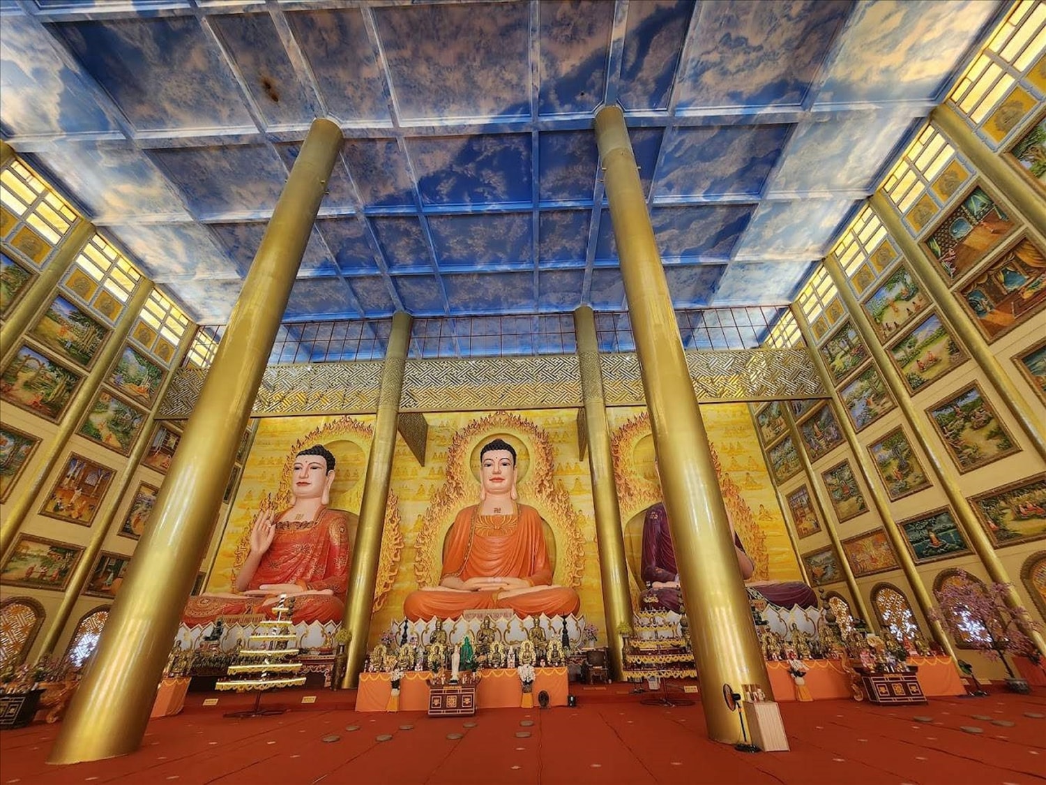 Chùa Minh Đức có chánh điện rộng 12.000 m². Bên trong chánh điện có đại Hùng Bảo với 3 tượng phật cao 21 m đó là phật Thích Ca Mô Ni, Phật Dược Sư, phật A Di Đà. 