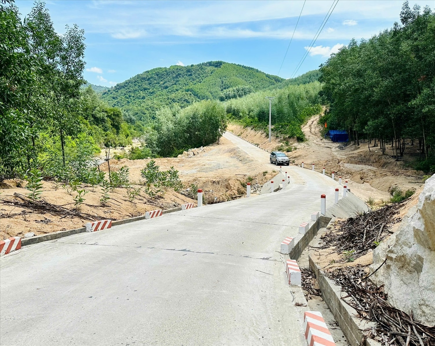 Đường vào làng Canh Giao, xã Canh Hiệp được đầu tư xây dựng khang trang