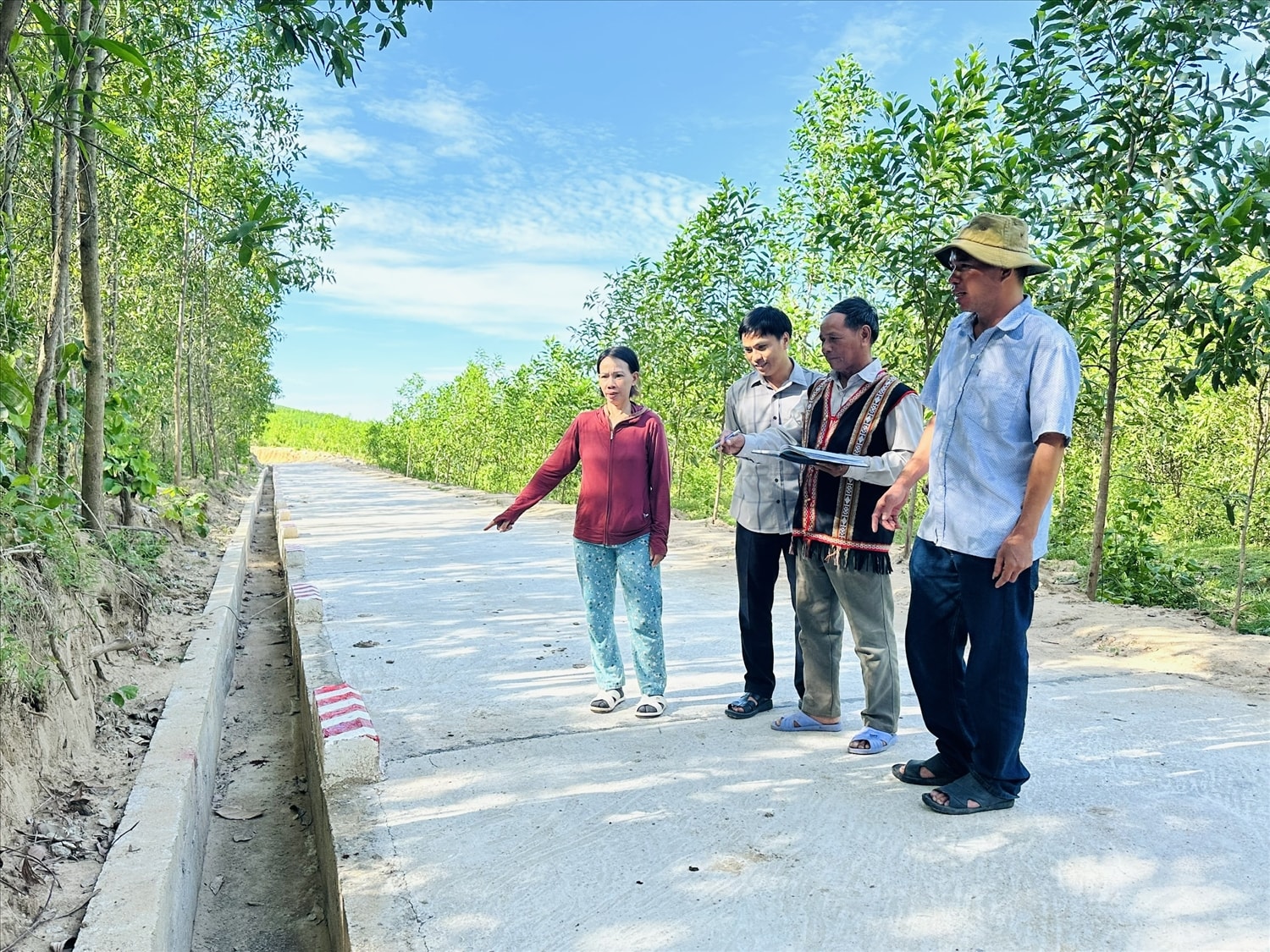 Từ nguồn vốn Chương trình MTQG 1719, huyện Vân Canh đã đầu tư xây dựng nhiều tuyến đường bê tông, giúp người dân đi lại, vận chuyển nông sản dễ dàng