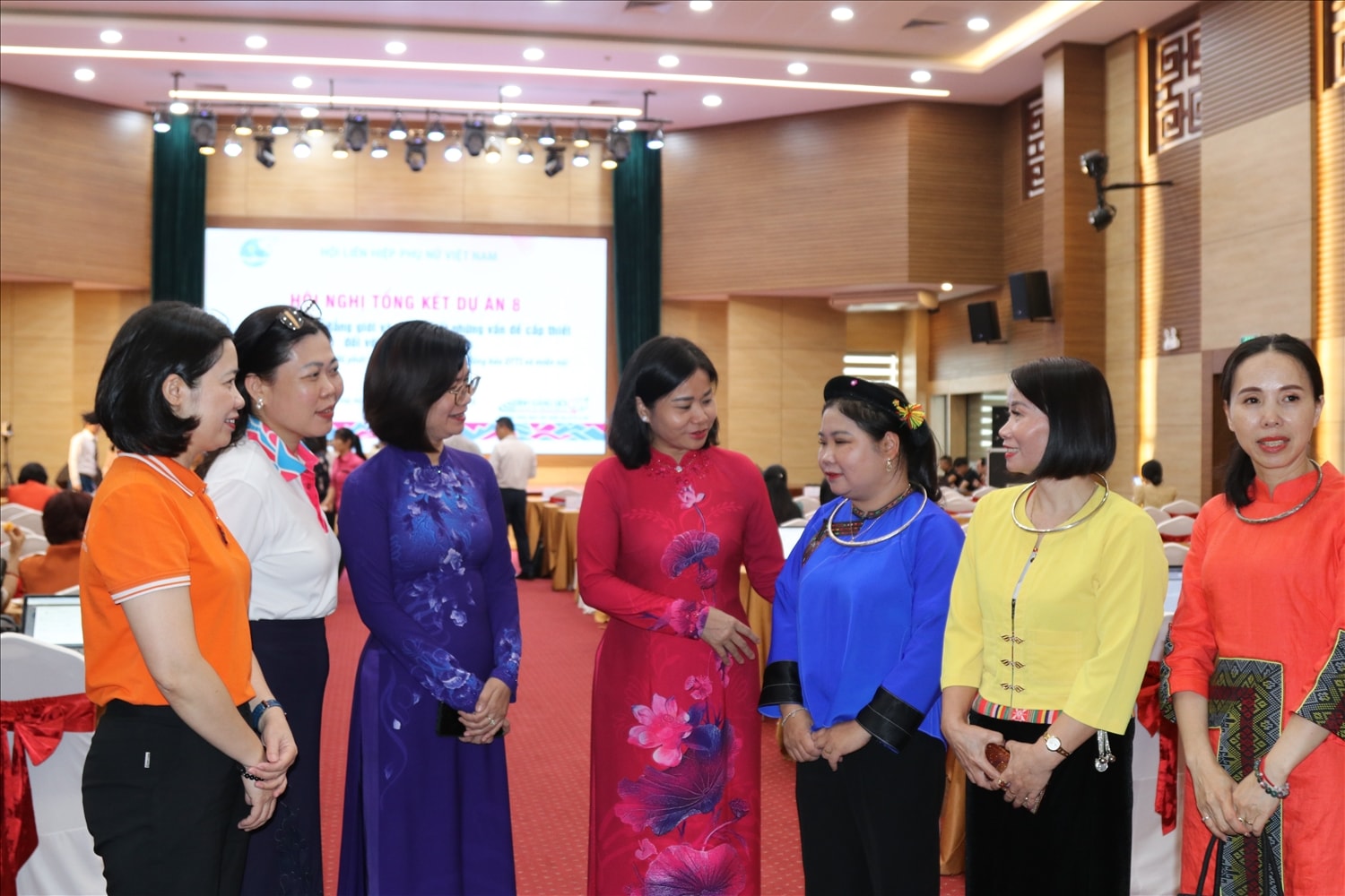Các đại biểu trao đổi bên lề Hội nghị