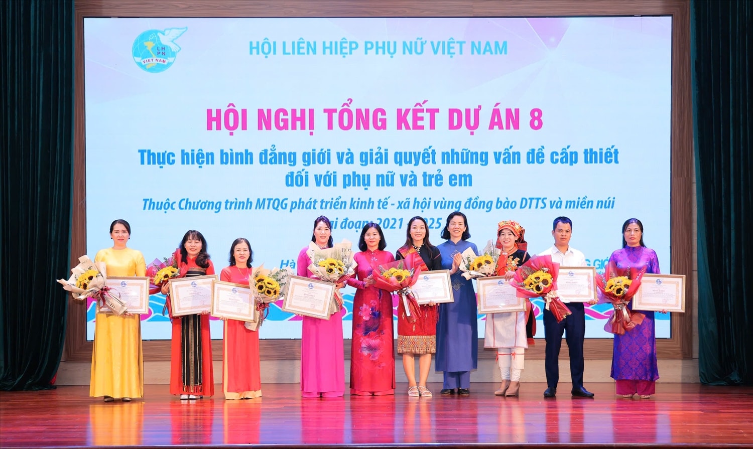 Tại Hội nghị, Trung ương Hội LHPN Việt Nam đã biểu dương 20 tập thể và 10 cá nhân có thành tích tiêu biểu trong triển khai thực hiện dự án 