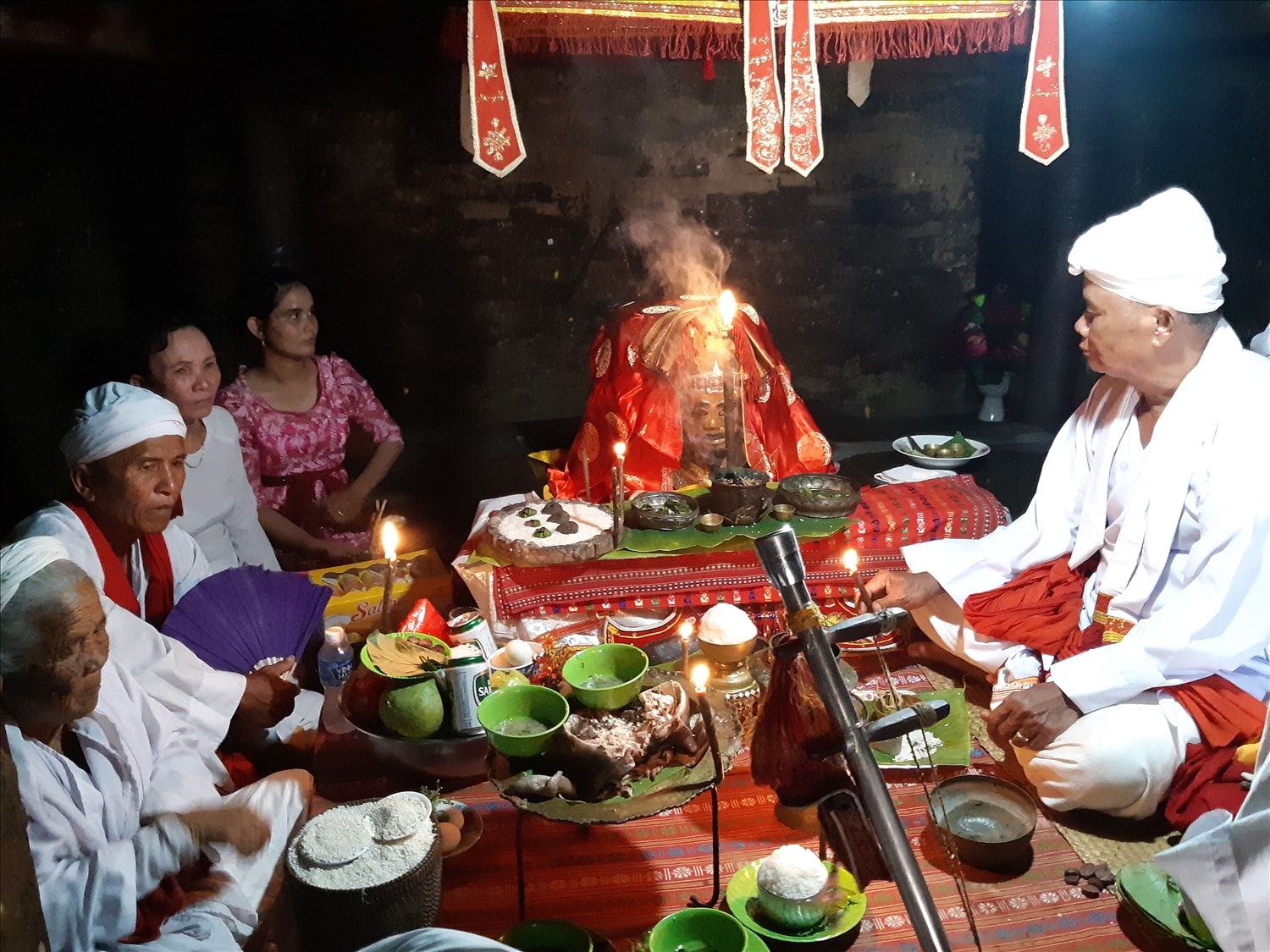 Các chức sắc dâng lễ vật tại đền tháp Po Klong Garai