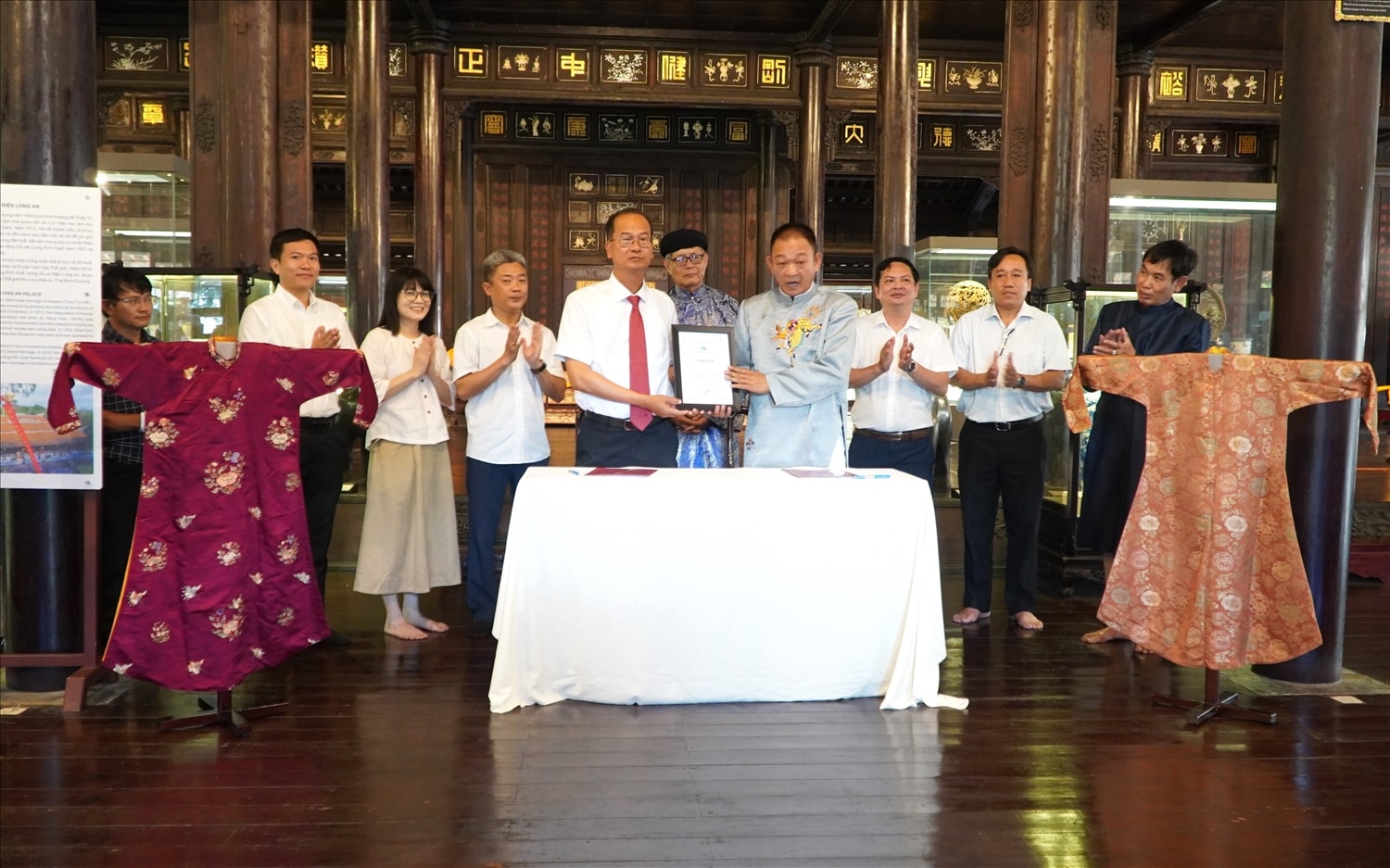 Trung tâm Bảo tồn Di tích cố đô Huế tổ chức tiếp nhận hai chiếc áo dài của bà Đức Từ Cung – thân mẫu của vua Bảo Đại