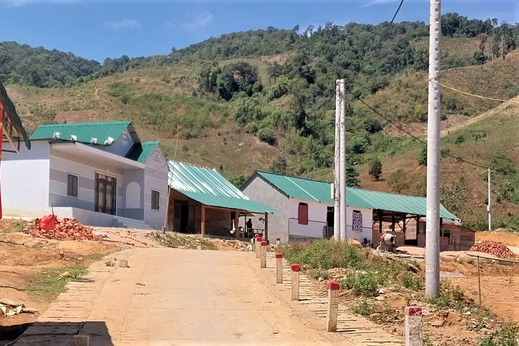 Các hộ dân đã về ở tại điểm bố trí dân cư thôn Dục Lang, xã Đăk Long và huyện Đăk Glei đang làm các thủ tục để cấp giấy chứng nhận quyền sử dụng đất cho các hộ dân