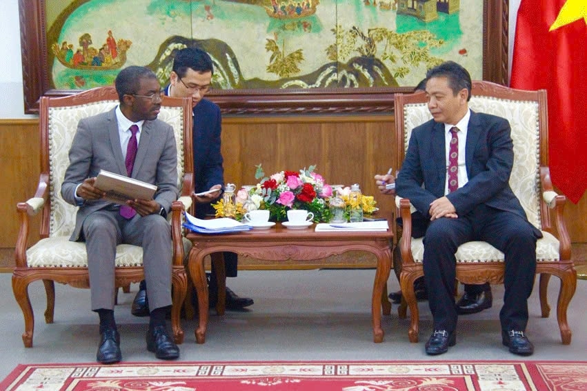 Giám đốc WHC Lazare Eloundou Assomo trao đổi với Thứ trưởng Hoàng Đạo Cương. (Nguồn: Bộ Văn hóa, Thể thao và Du lịch)