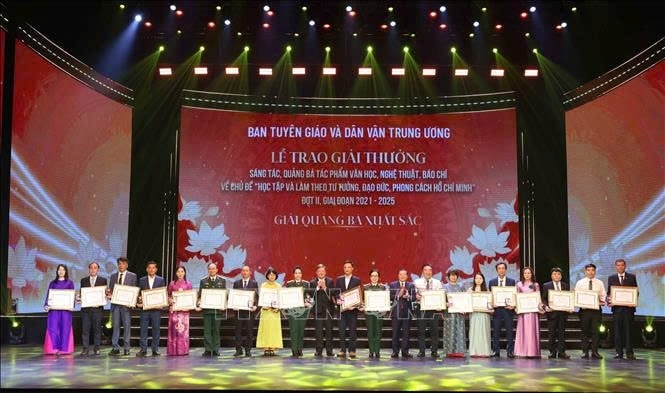 Trao Bằng khen cho các tập thể có thành tích xuất sắc trong lĩnh vực báo chí, xuất bản. Ảnh: TTXVN