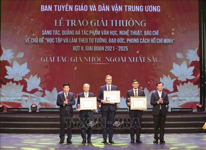 Ban Tổ chức trao giải thưởng cho các tác giả nước ngoài xuất sắc. Ảnh: TTXVN