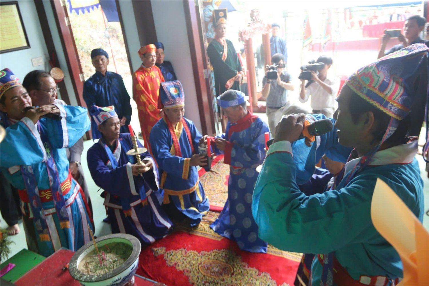 Thực hiện nghi thức dâng hương Lễ hội Cầu ngư Vạn đầm Xương Lý Thực hiện nghi thức dâng hương Lễ hội Cầu ngư Vạn đầm Xương Lý