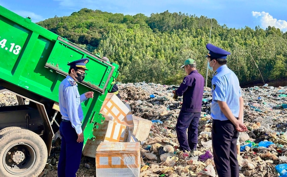 Lực lượng chức năng giám sát tiêu huỷ lô hàng theo đúng quy định pháp luật