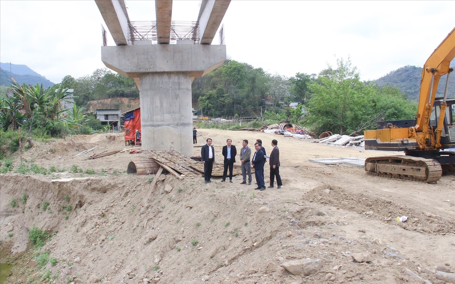 Những cây cầu bắc qua sông Nậm Mộ đã góp phần xóa thế 