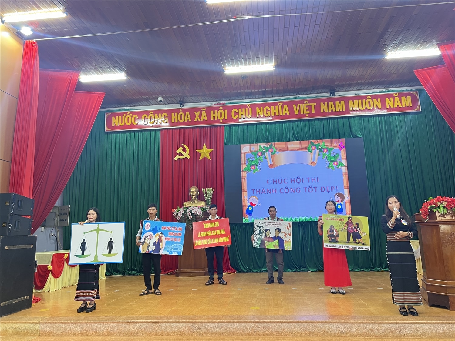 Chị em phụ nữ DTTS tự tin thể hiện khả năng, kiến thức của mình thông qua hội thi do Hội LHPN huyện tổ chức