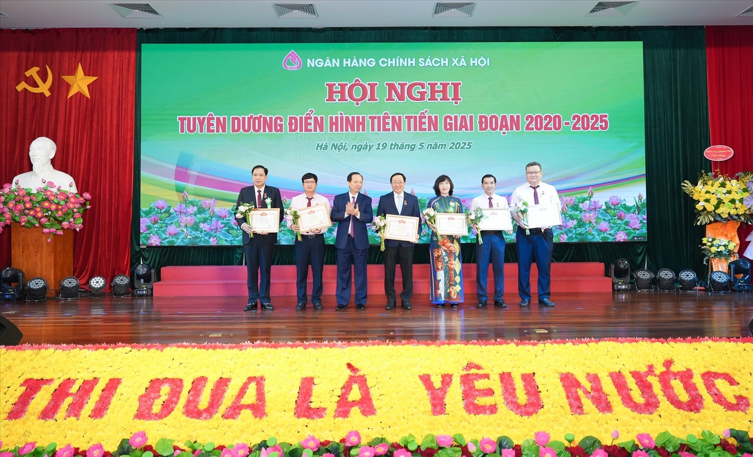 Trao tặng danh hiệu “Chiến sĩ thi đua ngành Ngân hàng” cho 08 cá nhân của Ngân hàng CSXH