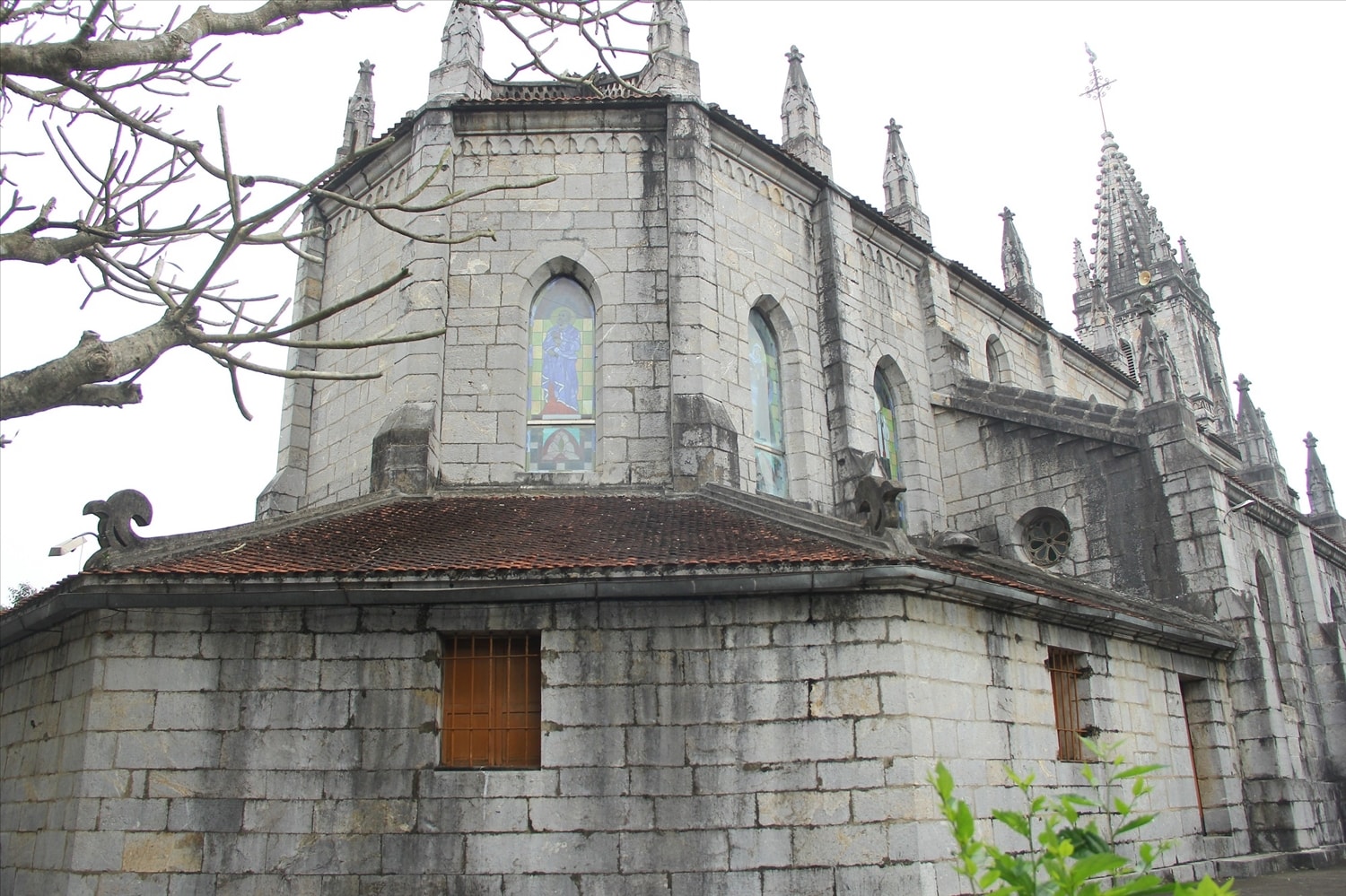 Tọa lạc trên đỉnh đồi rộng hơn 7.000m2, nhà thờ được thiết kế theo kiến trúc Gothic, mô phỏng nhà thờ Đức Mẹ Lộ Đức ở Pháp. 