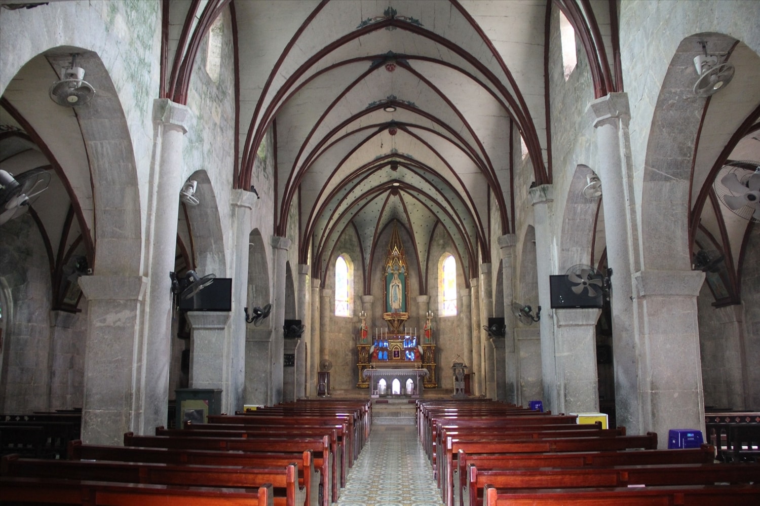 Bên trong giáo đường