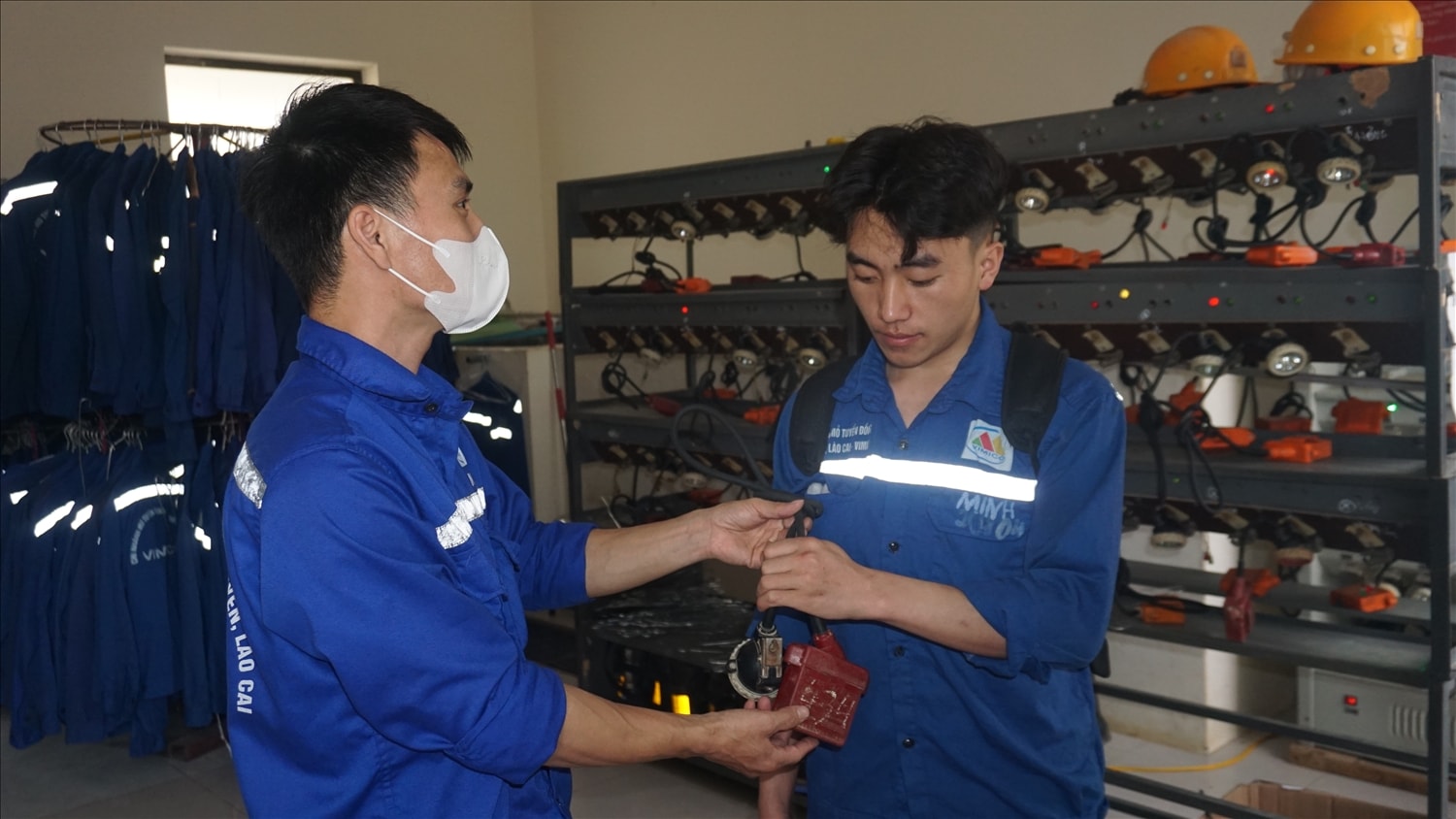 Anh Minh được cấp các trang bị bảo hộ lao động trước khi vào ca