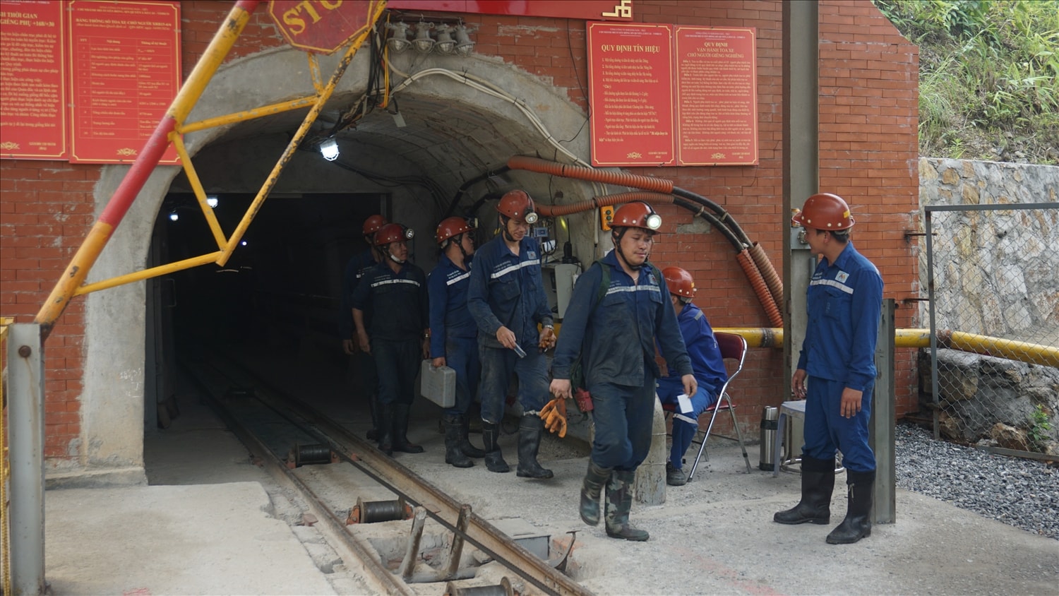 Công việc khai thác hầm lò rất nặng nhọc và tiềm ẩn nhiều nguy cơ