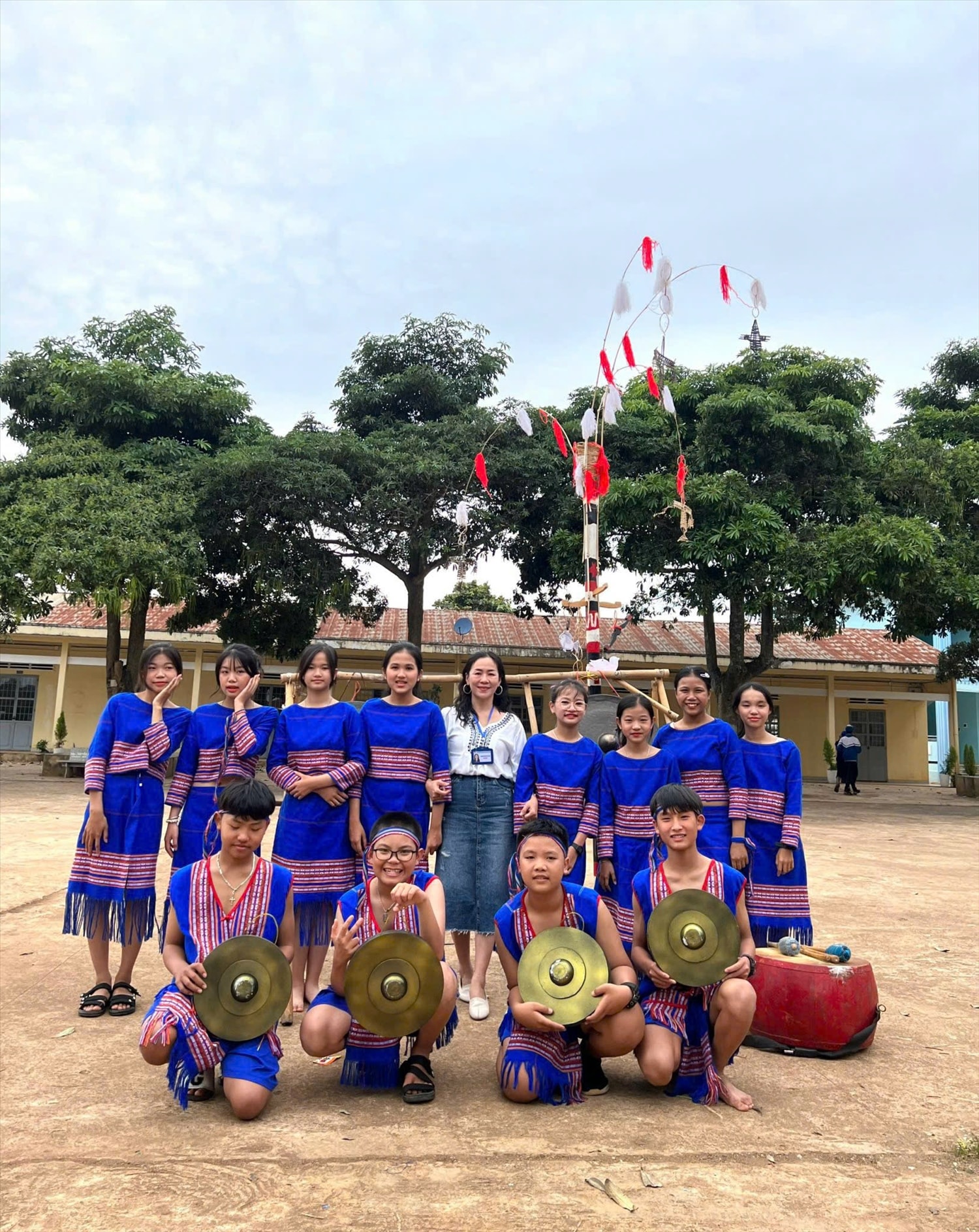 Thành viên trong đội cồng chiêng Trường THCS Đạ Ròn.
