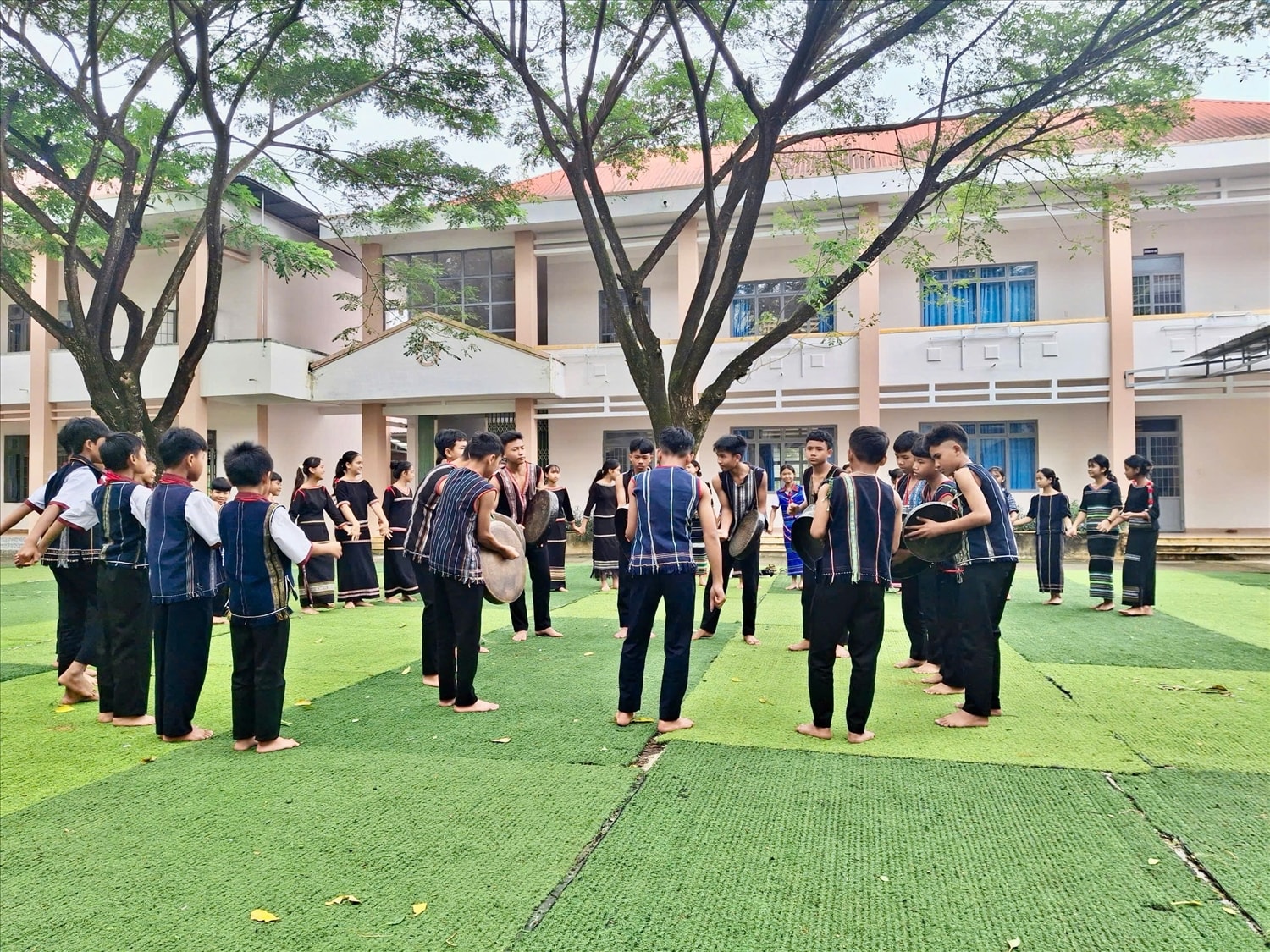 Các thành viên trong đội cồng chiêng Trường Phổ thông DTNT THCS huyện Đam Rông đang hăng say tập luyện.