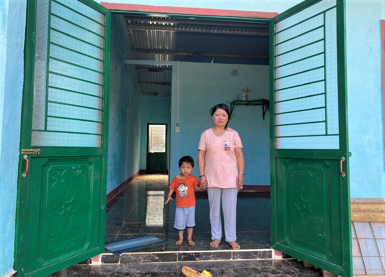 Chị Y Lan, thôn Tê Pên, xã Đăk Trăm bán 1,2 đất rẫy đang trồng cây bạch đàn với giá 96 triệu đồng và đóng 50 triệu đồng cho Y Phím nhưng đổi lại là căn nhà dang dở và chị tự bỏ thêm tiền để hoàn thiện. Nhưng báo cáo của UBND huyện Đăk Tô cho rằng người dân chỉ dành một phần tiền nhỏ để đối ứng xây nhà