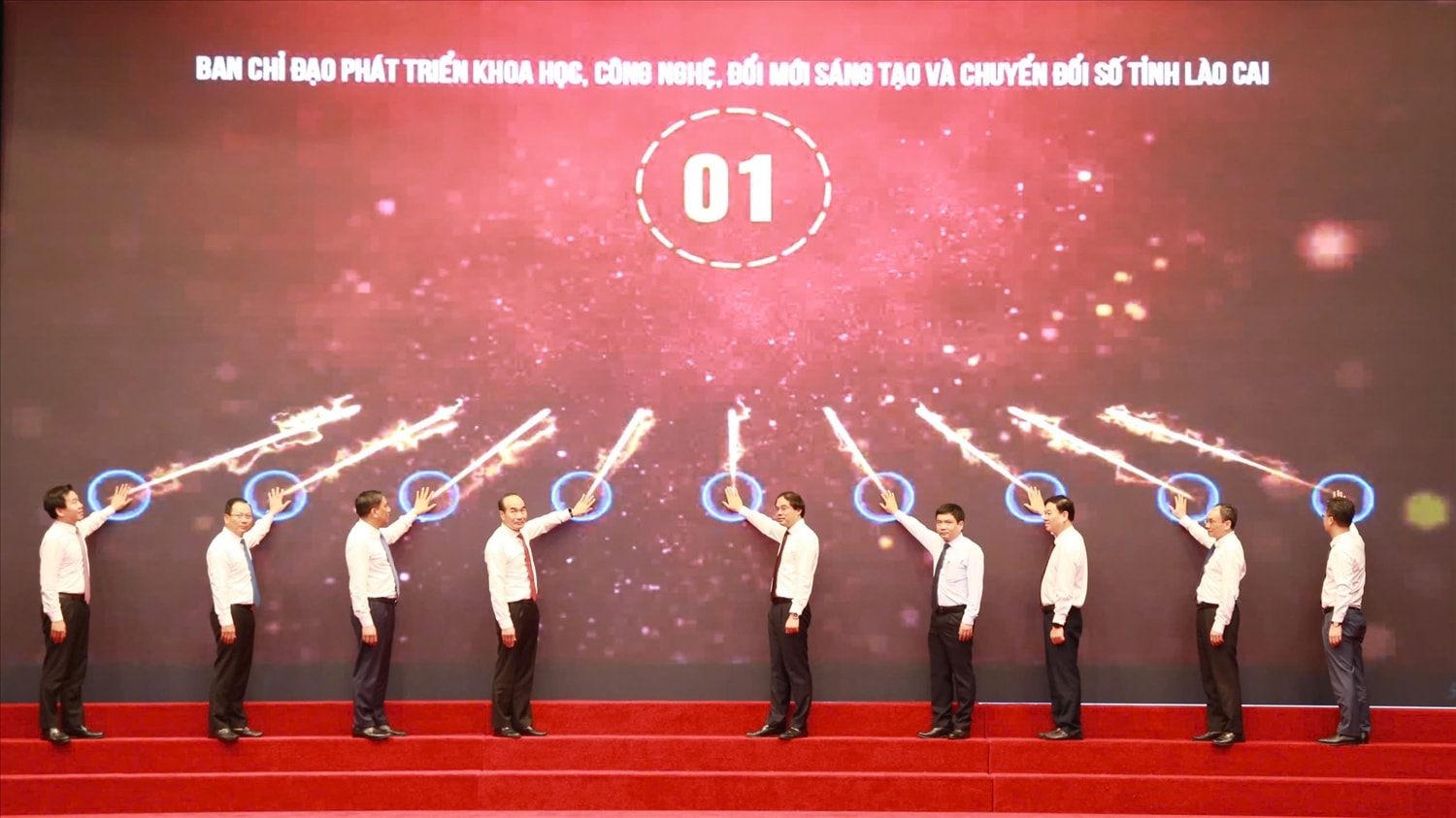 Thực hiện nghi lễ bấm nút phát động Phong trào 