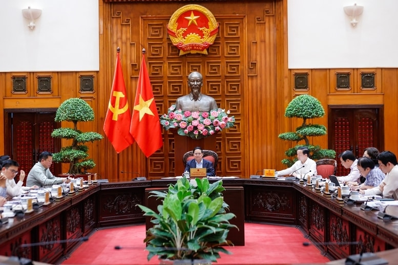Thủ tướng Phạm Minh Chính chủ trì cuộc họp với các bộ ngành, đơn vị liên quan để rà soát việc triển khai các dự án đường sắt kết nối với Trung Quốc - Ảnh: VGP/Nhật Bắc Thủ tướng Phạm Minh Chính chủ trì cuộc họp với các bộ ngành, đơn vị liên quan để rà soát việc triển khai các dự án đường sắt kết nối với Trung Quốc - Ảnh: VGP/Nhật Bắc