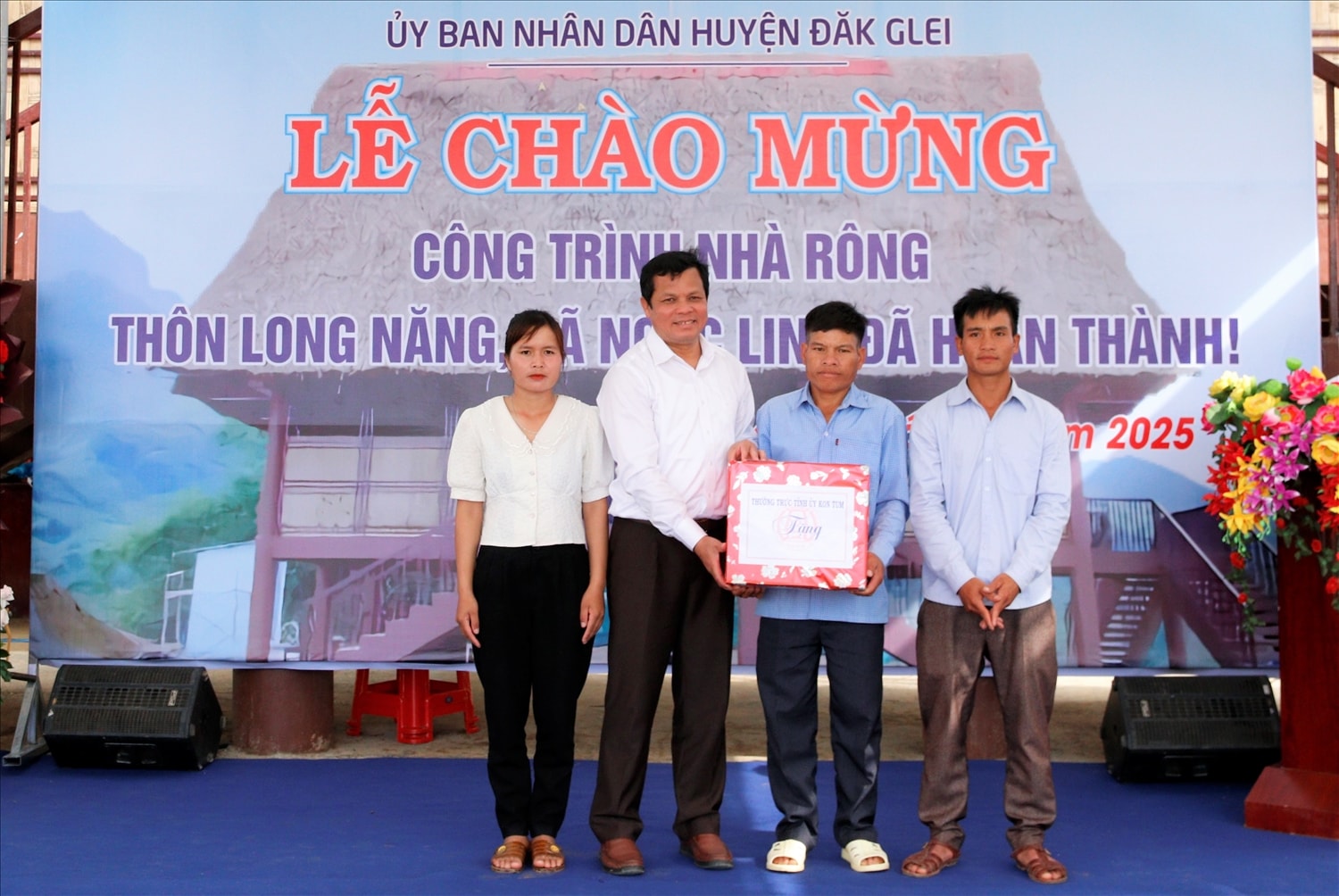 Phó Bí thư Thường trực Tỉnh ủy Kon Tum Nguyễn Đức Tuy tặng quà cho bà con làng Long Năng, xã Ngọc Linh, huyện Đăk Glei