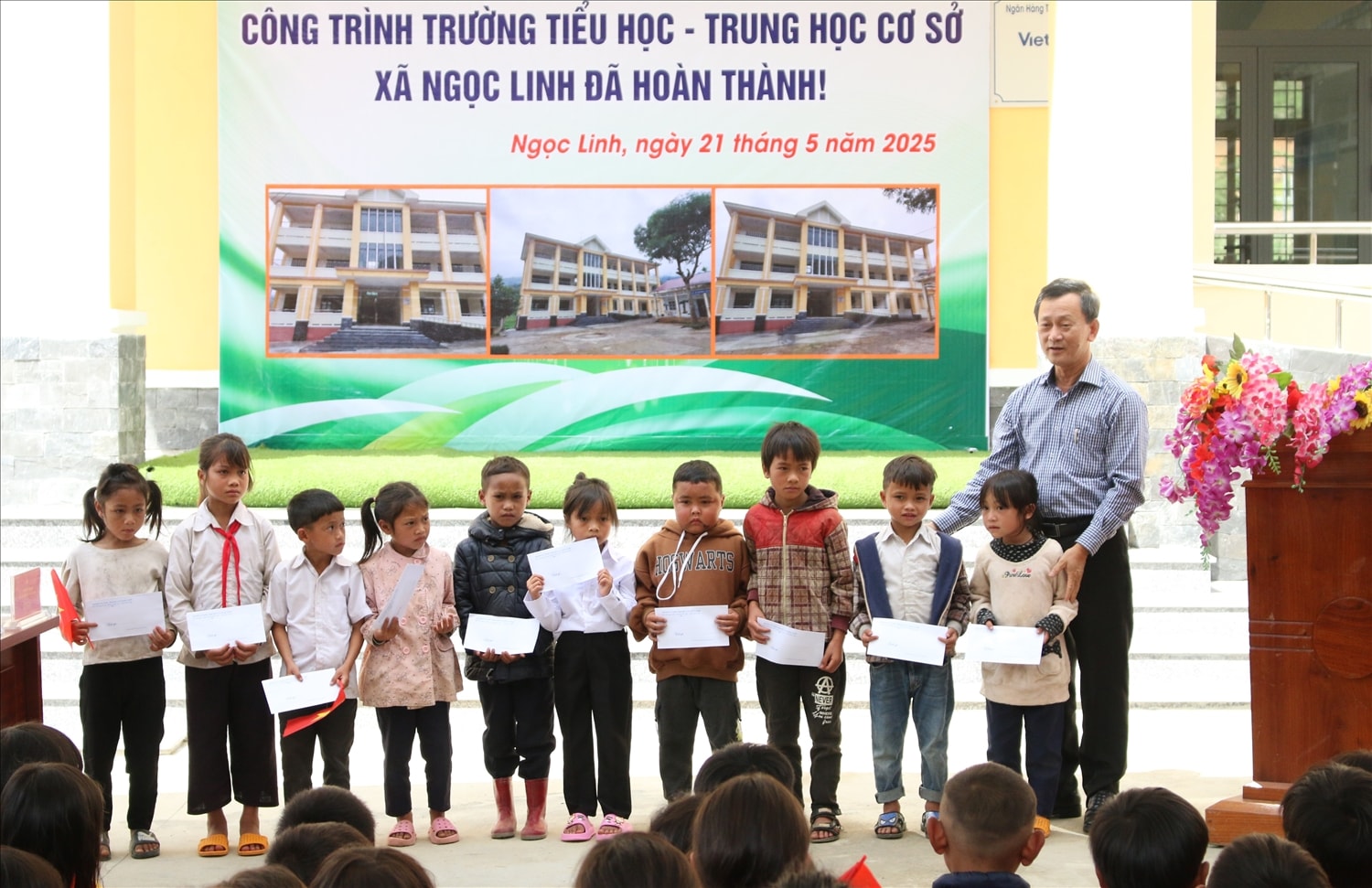 Bí thư Tỉnh ủy Kon Tum Dương Văn Trang tặng học bổng cho 10 em học sinh Trường PTDTBT Tiểu học – Trung học cơ sở xã Ngọc Linh, huyện Đăk Glei