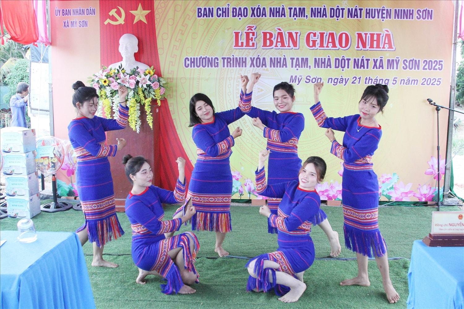 Chương trình văn nghệ chào mừng Lễ bàn giao nhà do Đội văn nghệ thôn Mỹ Hiệp biểu diễn