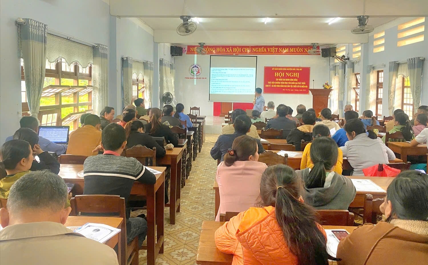Lớp tập huấn về chăn nuôi cho bà con ở Nam Trà My