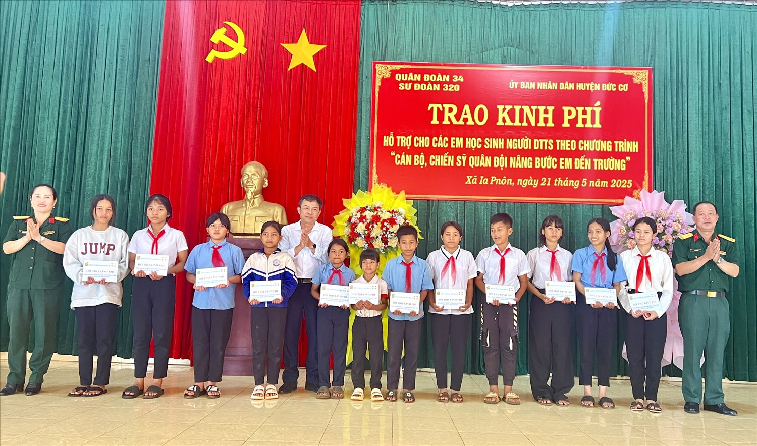 Lãnh đạo Sư đoàn 320 và địa phương trao tiền hỗ trợ các em học sinh