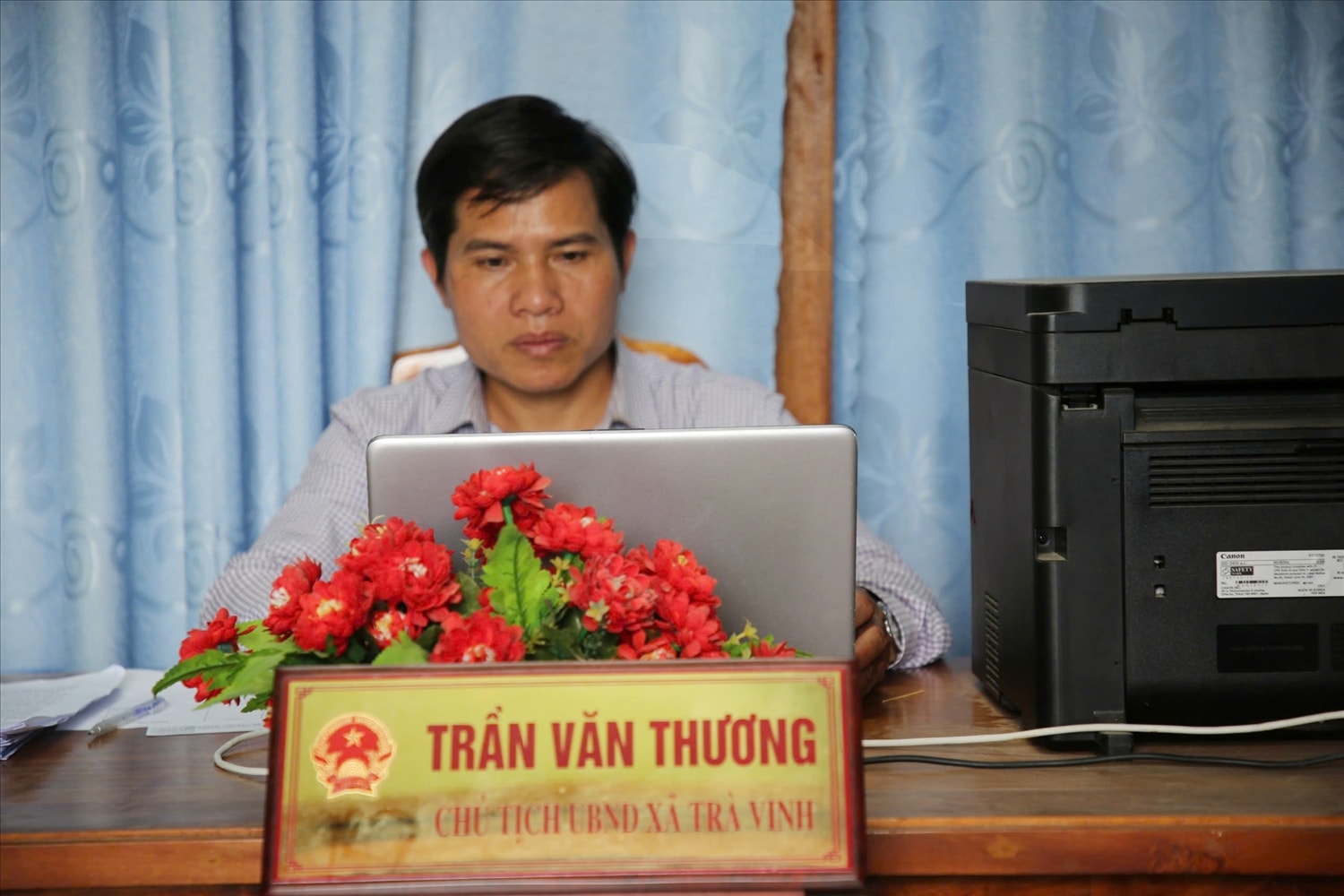 Ông Trần Văn Thương - Chủ tịch UBND xã Trà Vinh trao đổi với PV Báo Dân tộc và Phát triển về việc chồng lấn địa giới hành chính Ông Trần Văn Thương - Chủ tịch UBND xã Trà Vinh trao đổi với PV Báo Dân tộc và Phát triển về việc chồng lấn địa giới hành chính